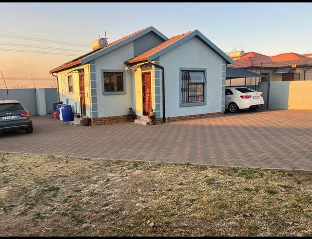 3 BEDROOM HOUSE FOR SALE IN BLUE HILLS